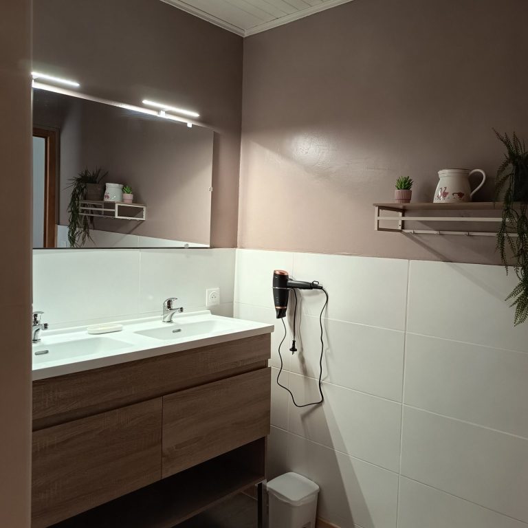 Chambre rosée du matin Chambre 3 personnes, 1 lit 2 places et 1lit une place.
TARIFS 90 Euros la nuit pour 2 personnes, 20 par personne supplémentaire